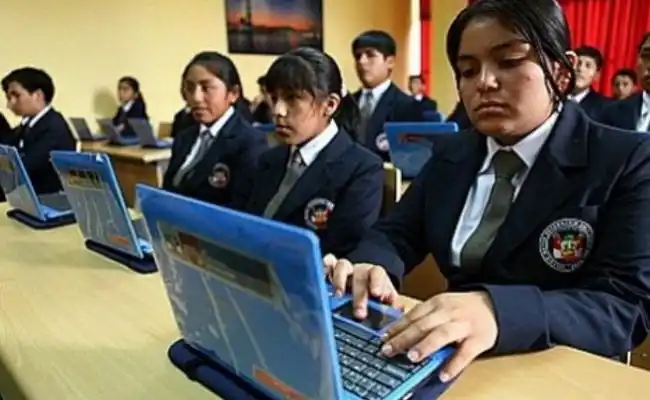 imagen de adolescente en escuela en referencia al articulo Mensaje a la nueva generación