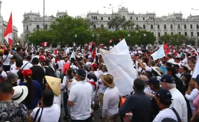 marcha en lima Pedagogía de la protesta en tiempos de crisis social