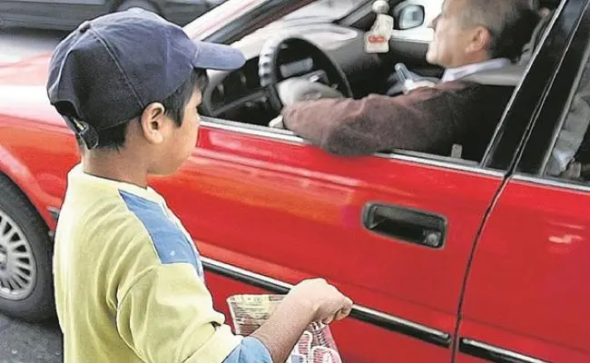 ¡Miseria por calles y avenidas tiene pies de niños y mujeres!